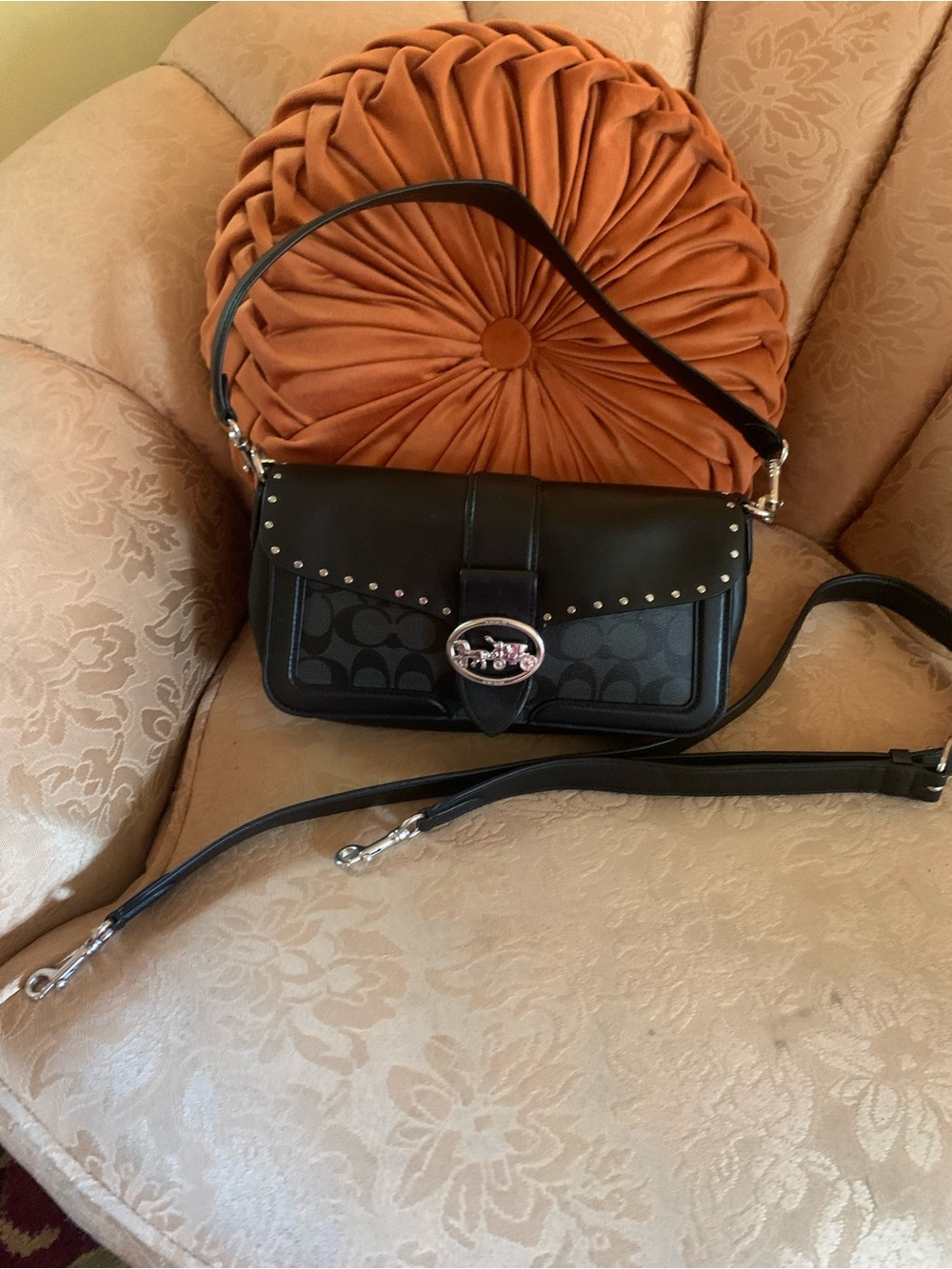 ๐๐LADIES! COACH *STUDDED* SIGNATURE GEORGIE XBODY/HAND CARRY CLUTCH๐๐